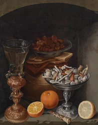 Stillleben mit einem Weinglas, Orangen, einem Teller mit Pilzen und einer silbernen Schale mit Zuckerzeug